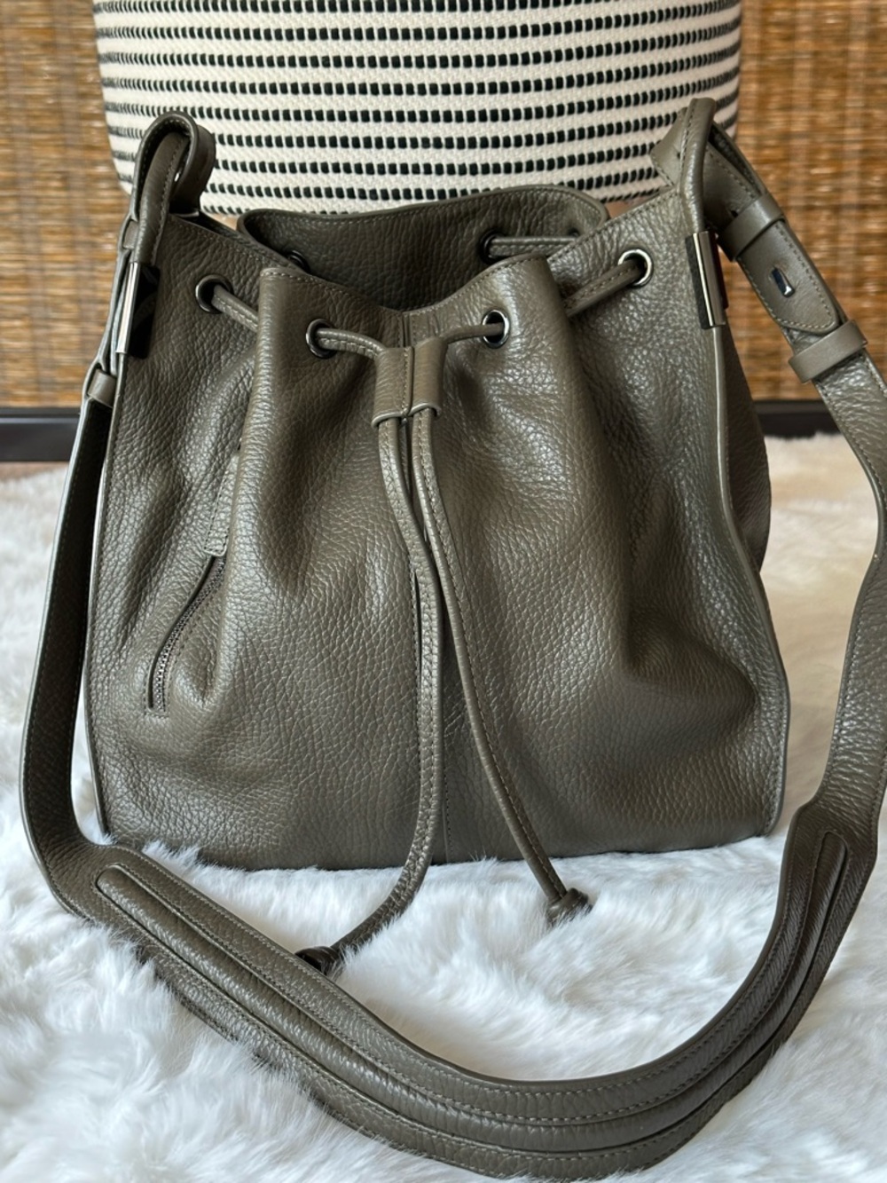 Time’s Arrow Lida Olive Green Militaire Leather Mini Drawstring Bucket Bag Purse - Picture 2 of 8